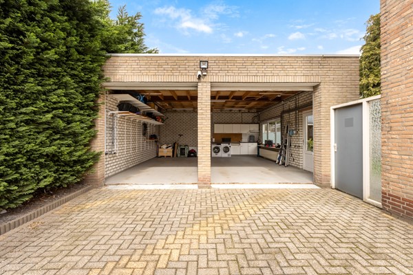 Foto - Te koop: Ruime 2-onder-1-kapwoning met dubbele garage, eigen oprit en fijne tuin